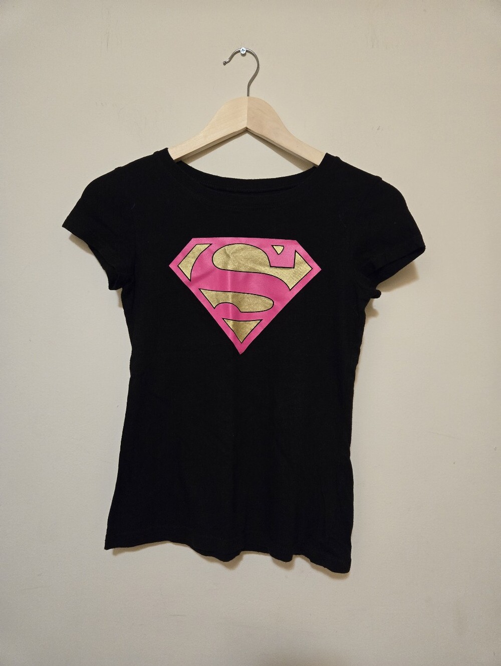 DC Comics Girls Black Tee with Pink & Gold Supergirl Emblem Size Large